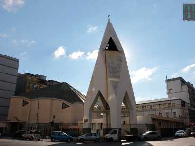 Siamo ora arrivati all�incrocio con via Brigata Regina. A dominare l�angolo c�� la chiesa Santa Maria del Monte Carmelo, nata nel 1938 e ricostruita nel 1952 con una forma molto particolare: sembra un missile